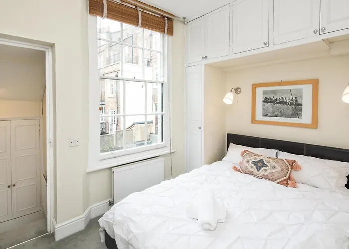 High-Ceiling Gorgerous Victorian Flat With Private Garden - 3 Mins To Hyde Park, Kensington Palace, 8 Mins Nottinghill, High Street Kensington Station
