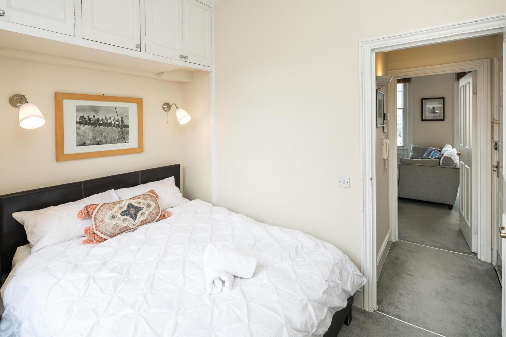 High-ceiling Gorgerous Victorian Flat With Private Garden - 3 Mins To Hyde Park, Kensington Palace, 8 Mins Nottinghill, High Street Kensington Station Londres