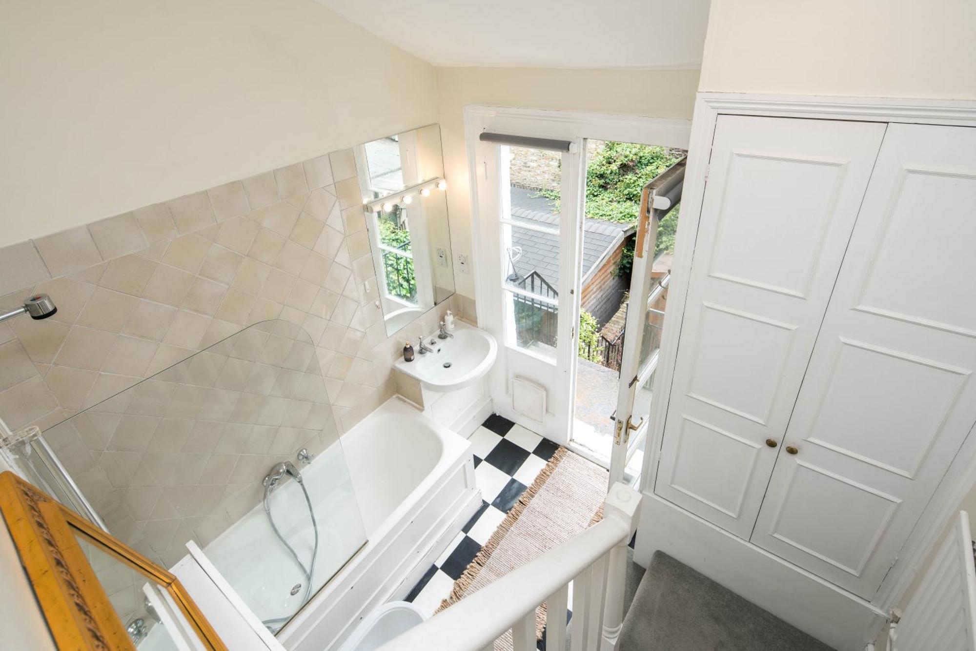 Apartamento High-ceiling Gorgerous Victorian Flat With Private Garden - 3 Mins To Hyde Park, Kensington Palace, 8 Mins Nottinghill, High Street Kensington Station *