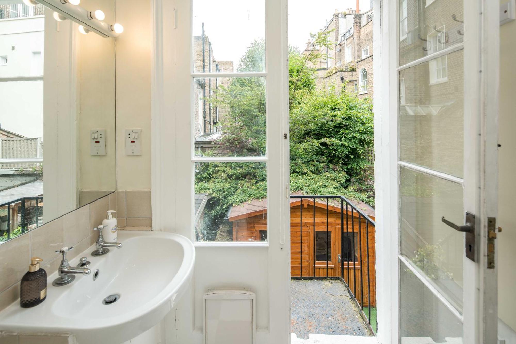 Apartamento High-ceiling Gorgerous Victorian Flat With Private Garden - 3 Mins To Hyde Park, Kensington Palace, 8 Mins Nottinghill, High Street Kensington Station *